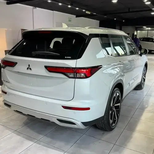 Outlander 2.5L GLS AT FULL 4WD 2026