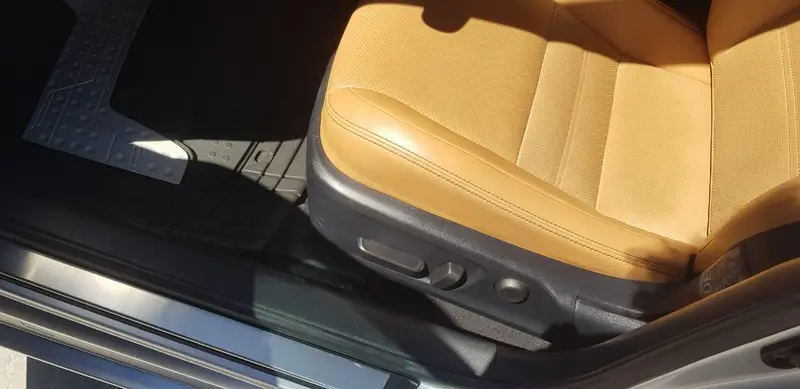 IS 300h Luxury 2020