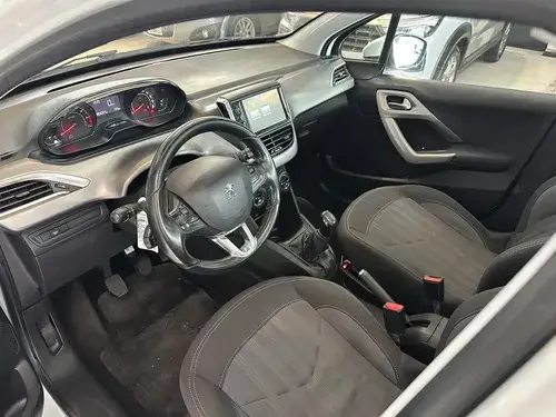 Peugeot 208 Allure 1.6 MT 2016