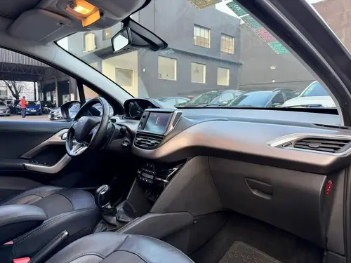 Peugeot 208 1.6 FELINE L16 2017