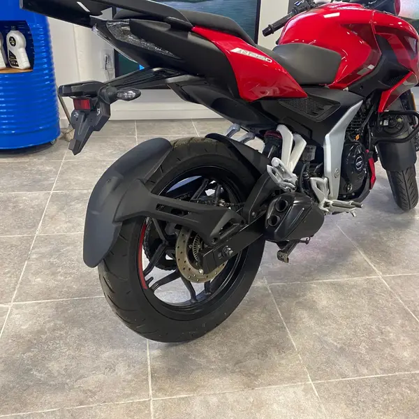 Bajaj Rouser N250 Street 2026