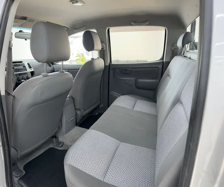Toyota Hilux DX 2,5 4X4 MT 2012