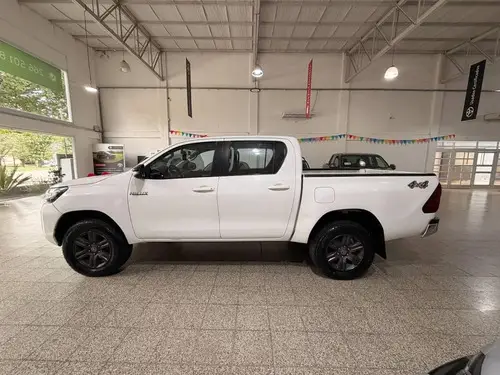Toyota Hilux 2.8 Dc 4x4 Tdi Sr L20 2023