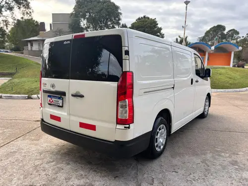 Toyota Hiace 2.8 Tdi Furgón 6at L1h1 3a 4p 2023
