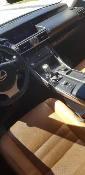IS 300h Luxury 2020