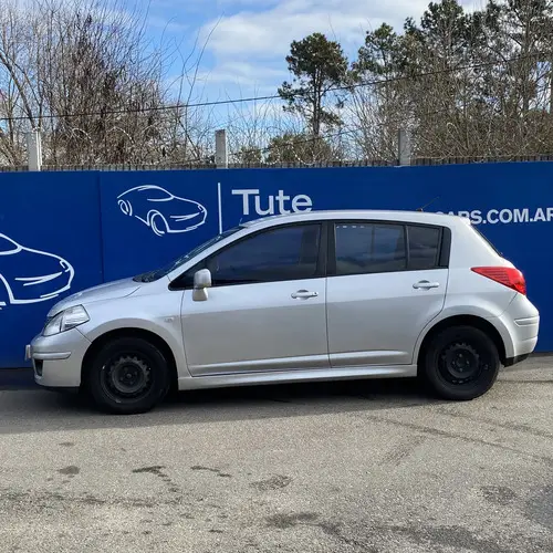 Nissan Tiida 1.8 Visia 2010