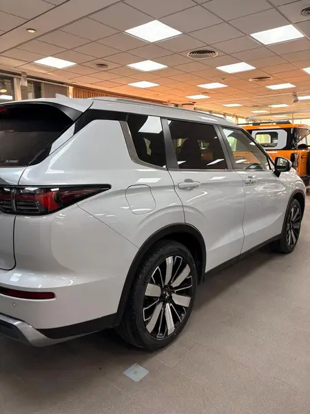 Outlander 2.5L GLS 8AT 4WD Full (MY2025) 2026