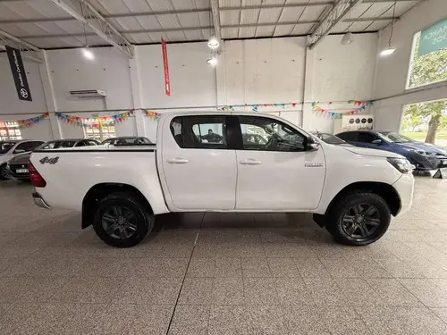 Toyota Hilux 2.8 Dc 4x4 Tdi Sr L20 2023