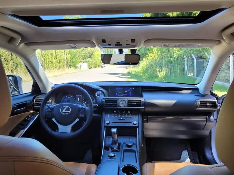 IS 300h Luxury 2020