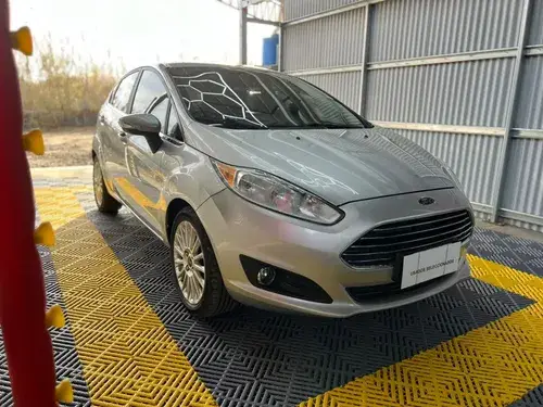 Ford Fiesta Kinetic 1.6 Titanium Powershift 120cv 2015