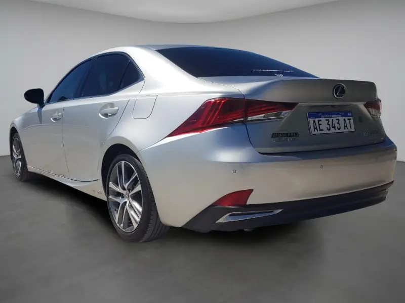 IS 300h Luxury 2020