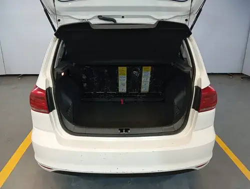 Volkswagen Suran 1.6 Trendline L/15 2015