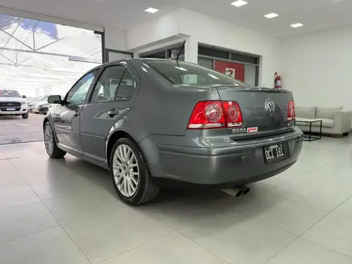 Volkswagen Bora 1.8 Highline T 180cv Cuero 2014