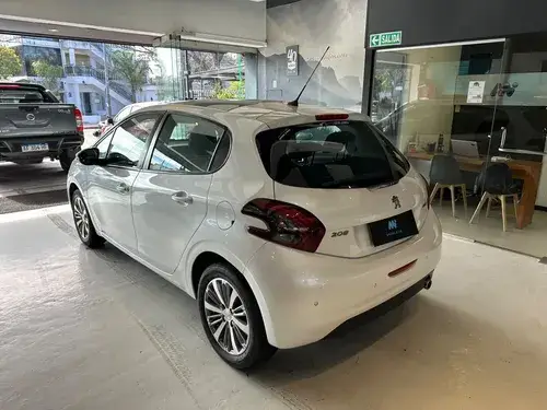 Peugeot 208 Allure 1.6 MT 2016