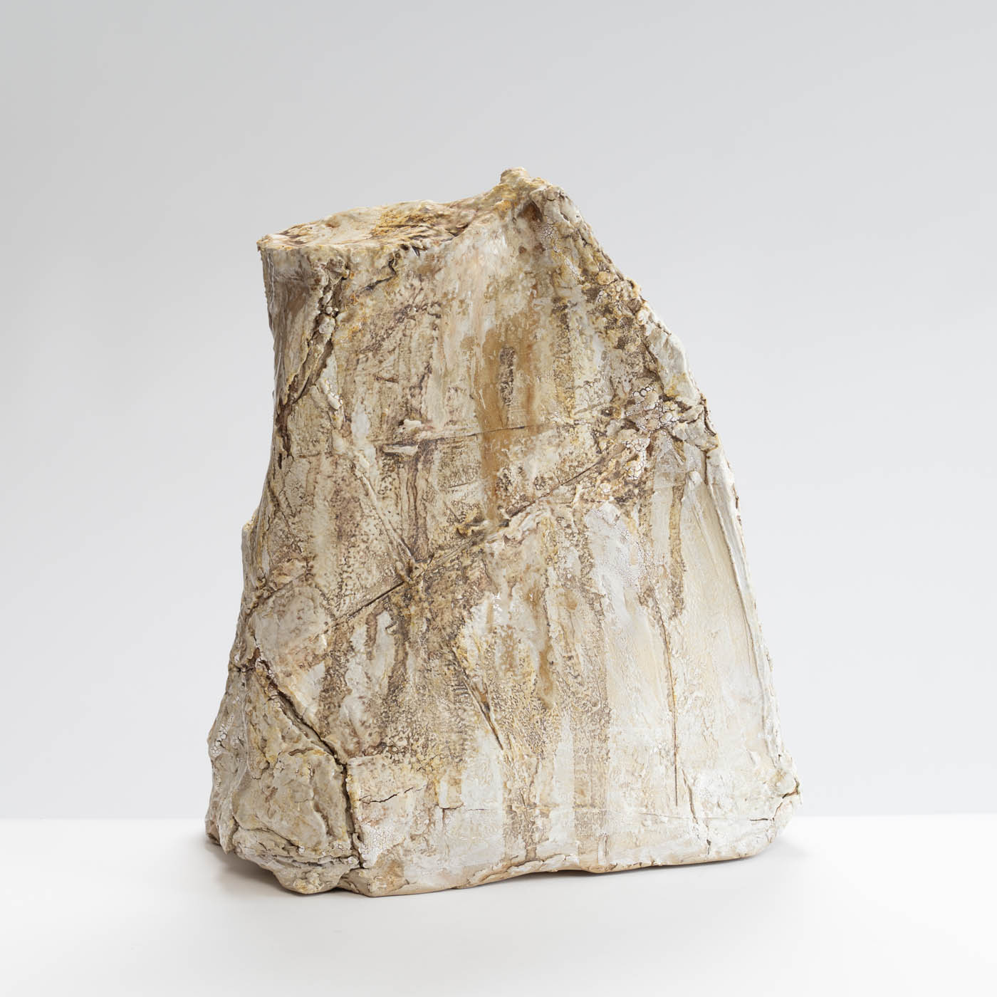 LB556Y95 Enclosed Rock Form