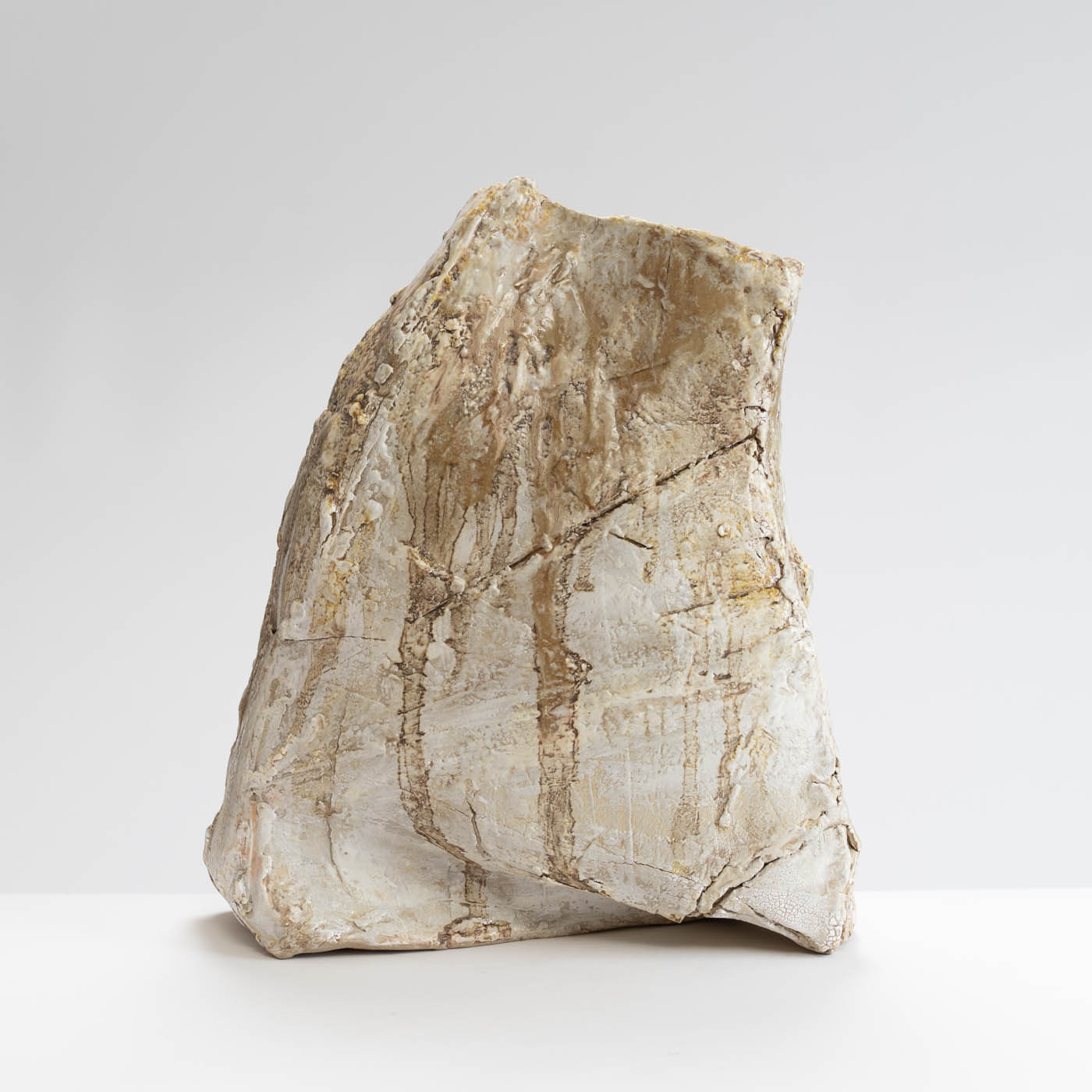 LB556Y95 Enclosed Rock Form