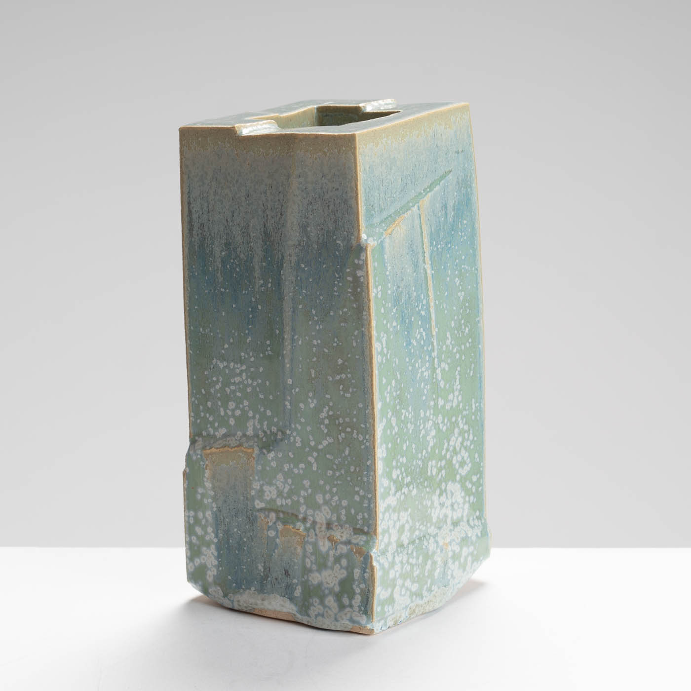 DB215Y121 Square vase form