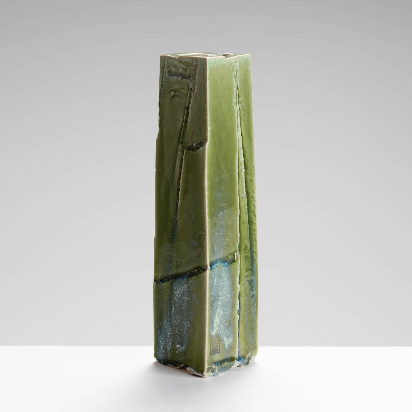 DB215Y119 Tall vase form