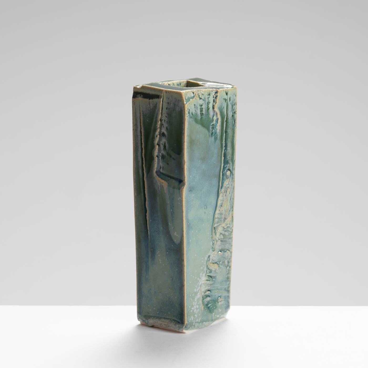 DB215Y122 Small vase form