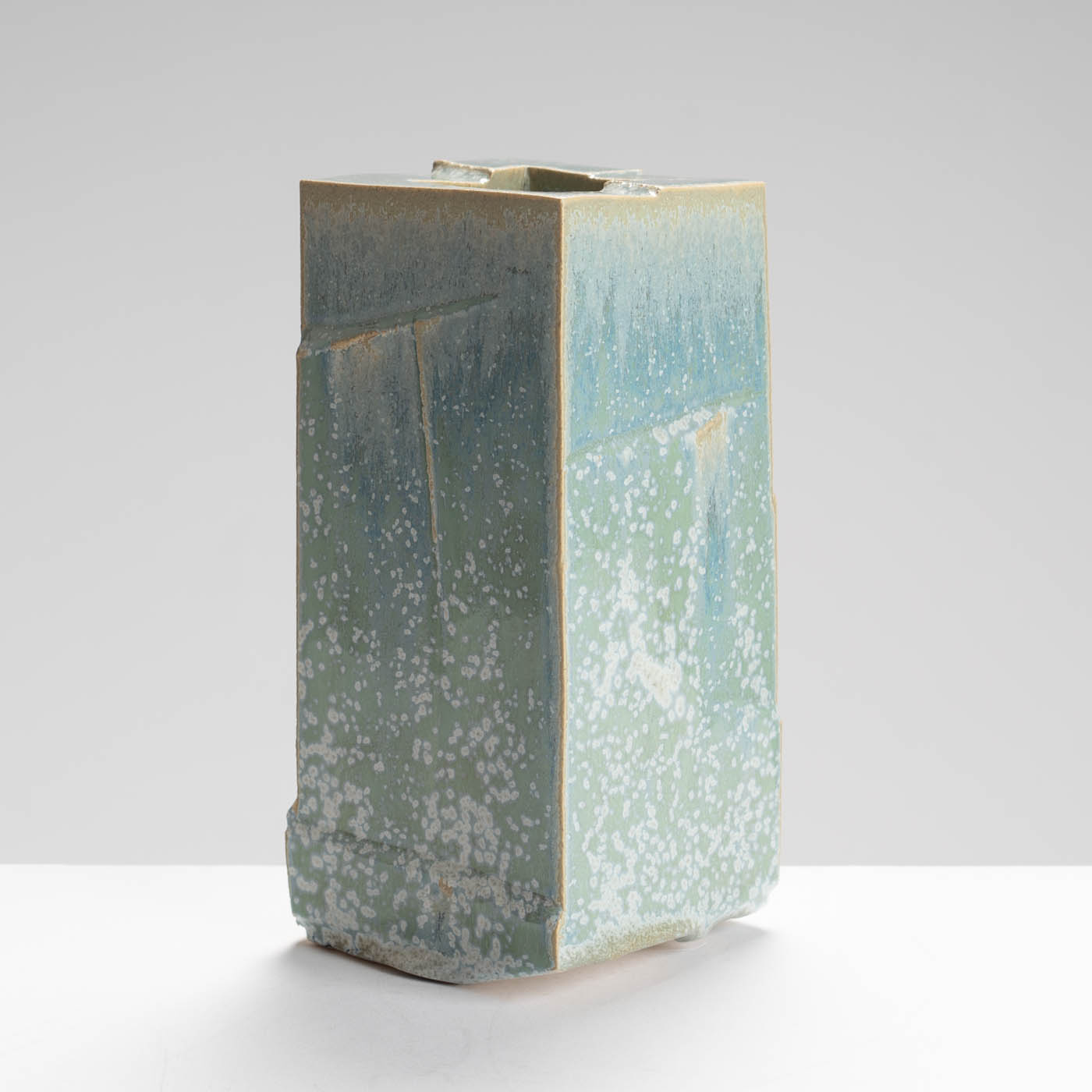 DB215Y121 Square vase form