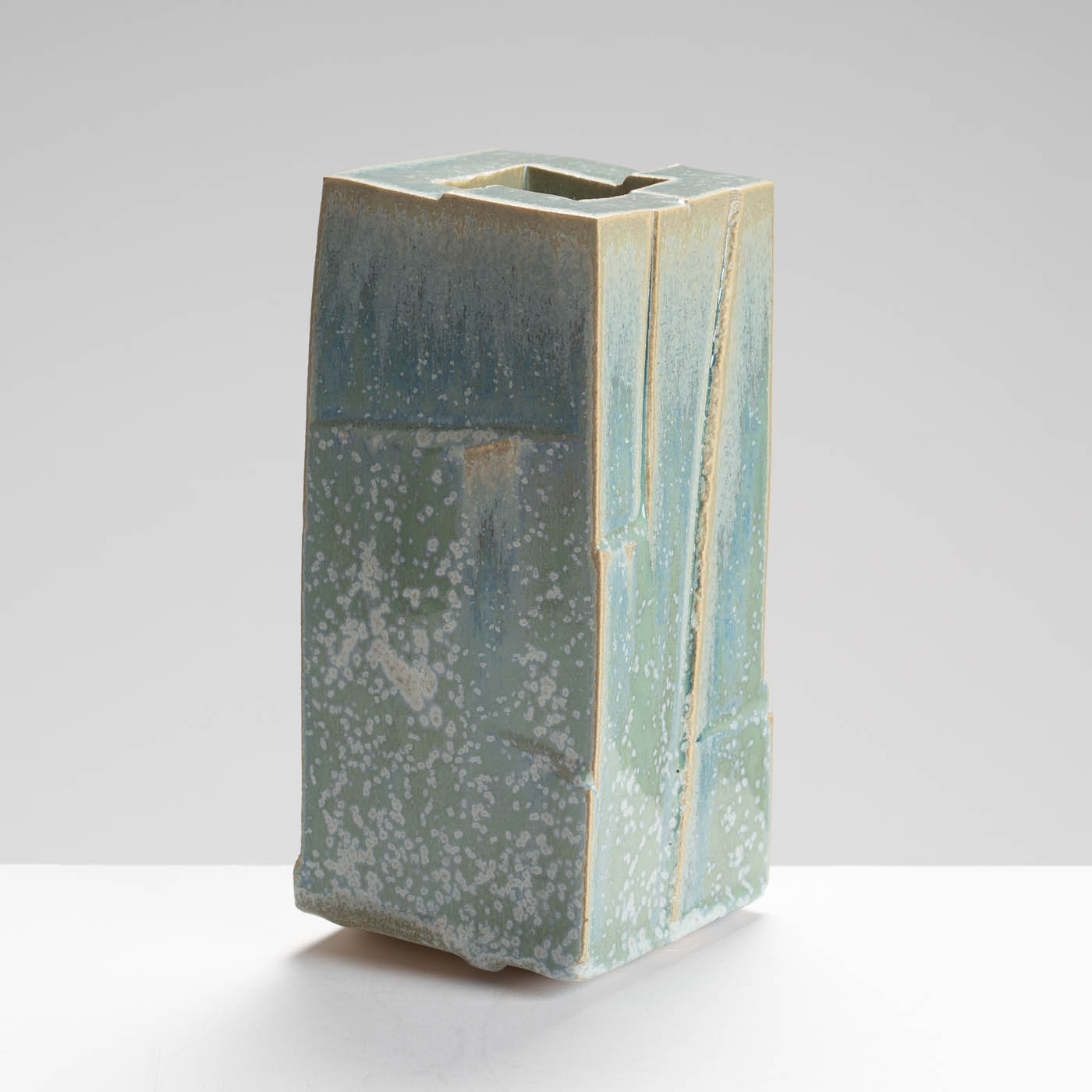 DB215Y121 Square vase form