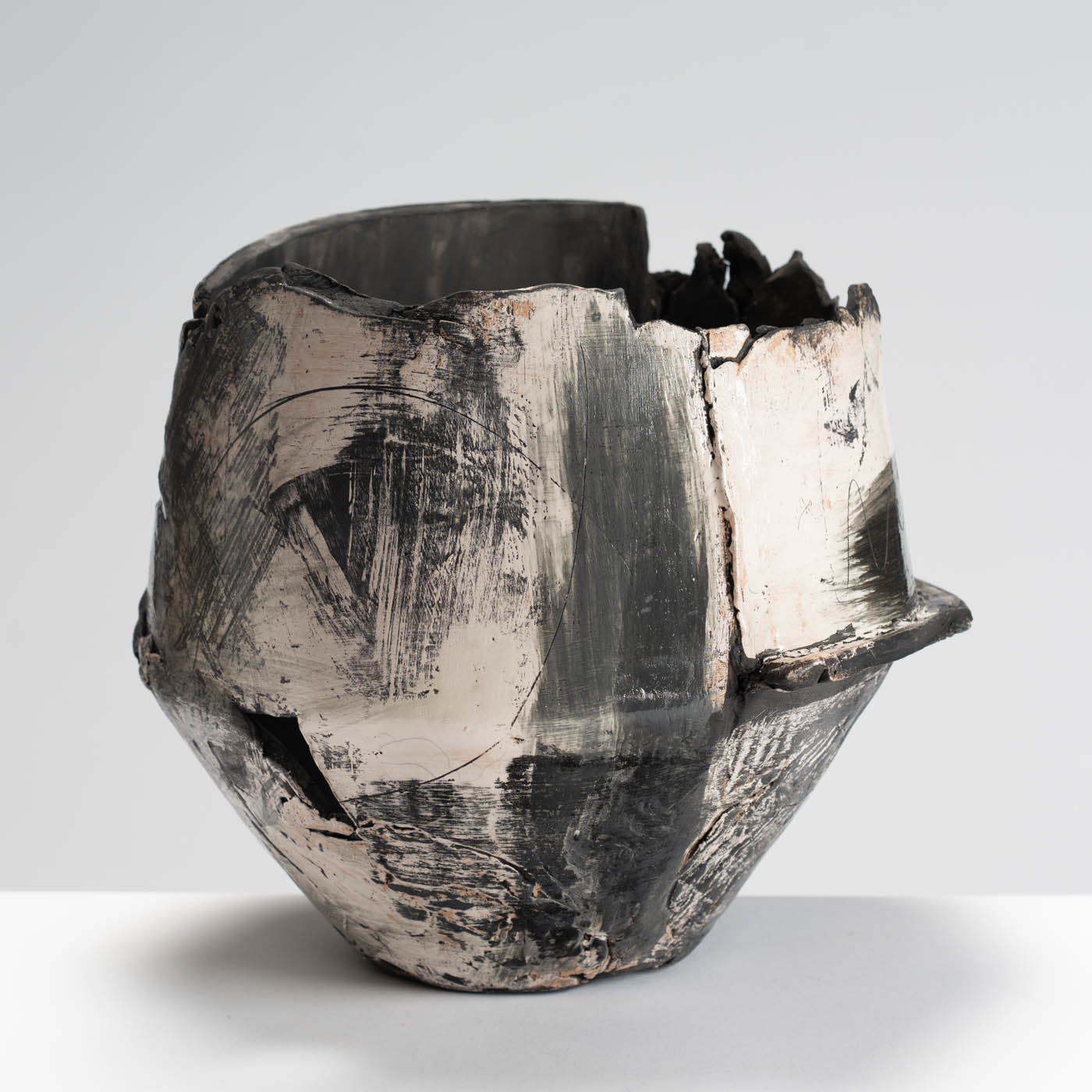 ES582Y62 Large Black Fragmented Vessel