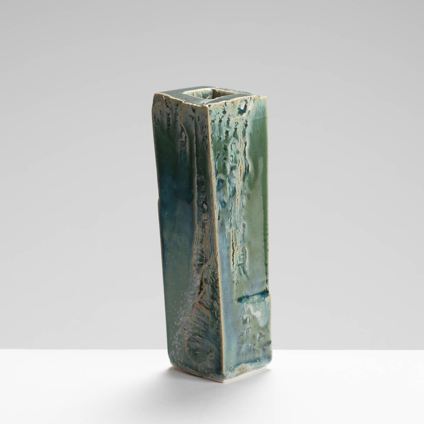 DB215Y122 Small vase form