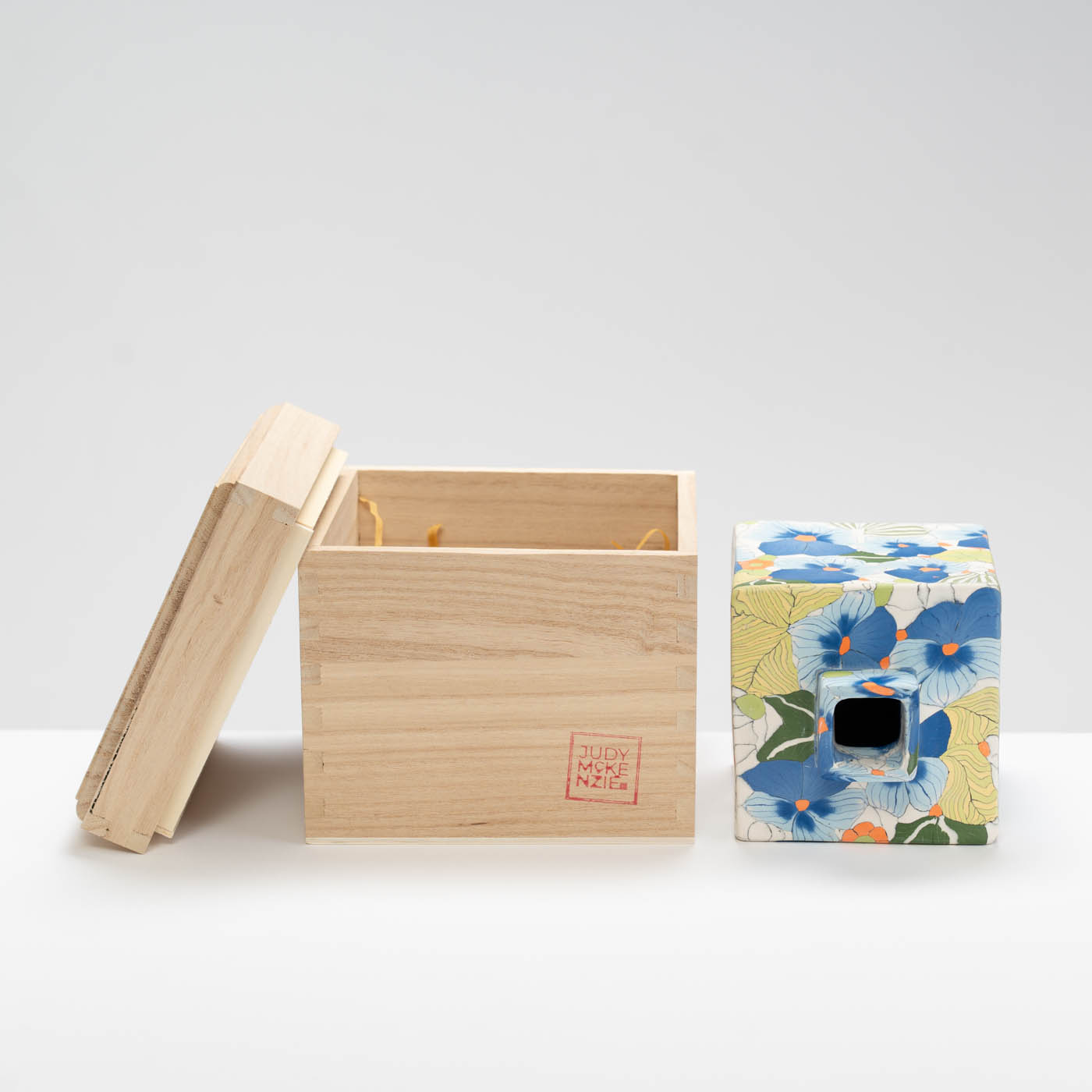 JM570Y13 Blue Pansy Cubed Bottle