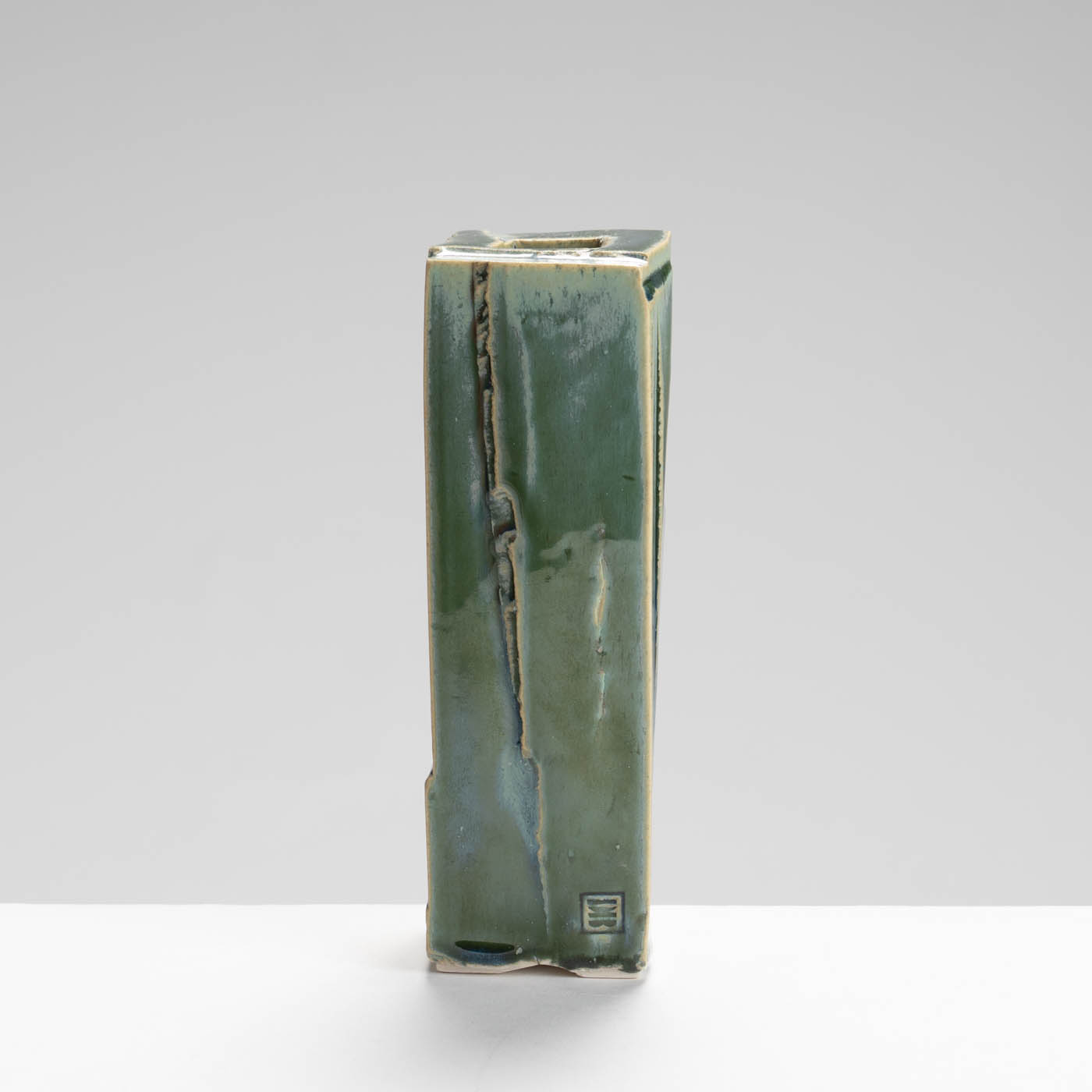 DB215Y122 Small vase form