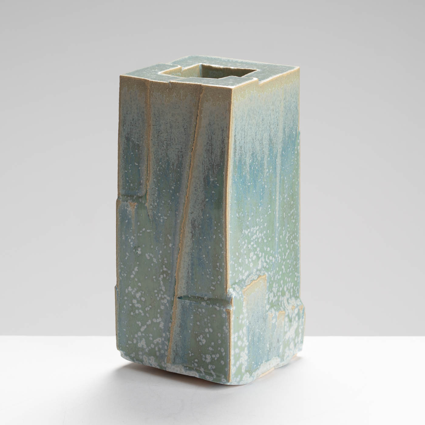 DB215Y121 Square vase form