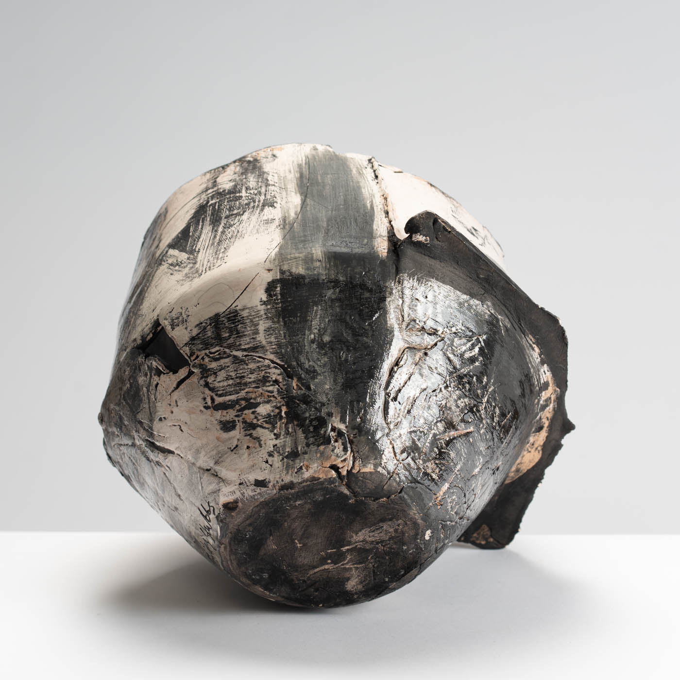 ES582Y62 Large Black Fragmented Vessel