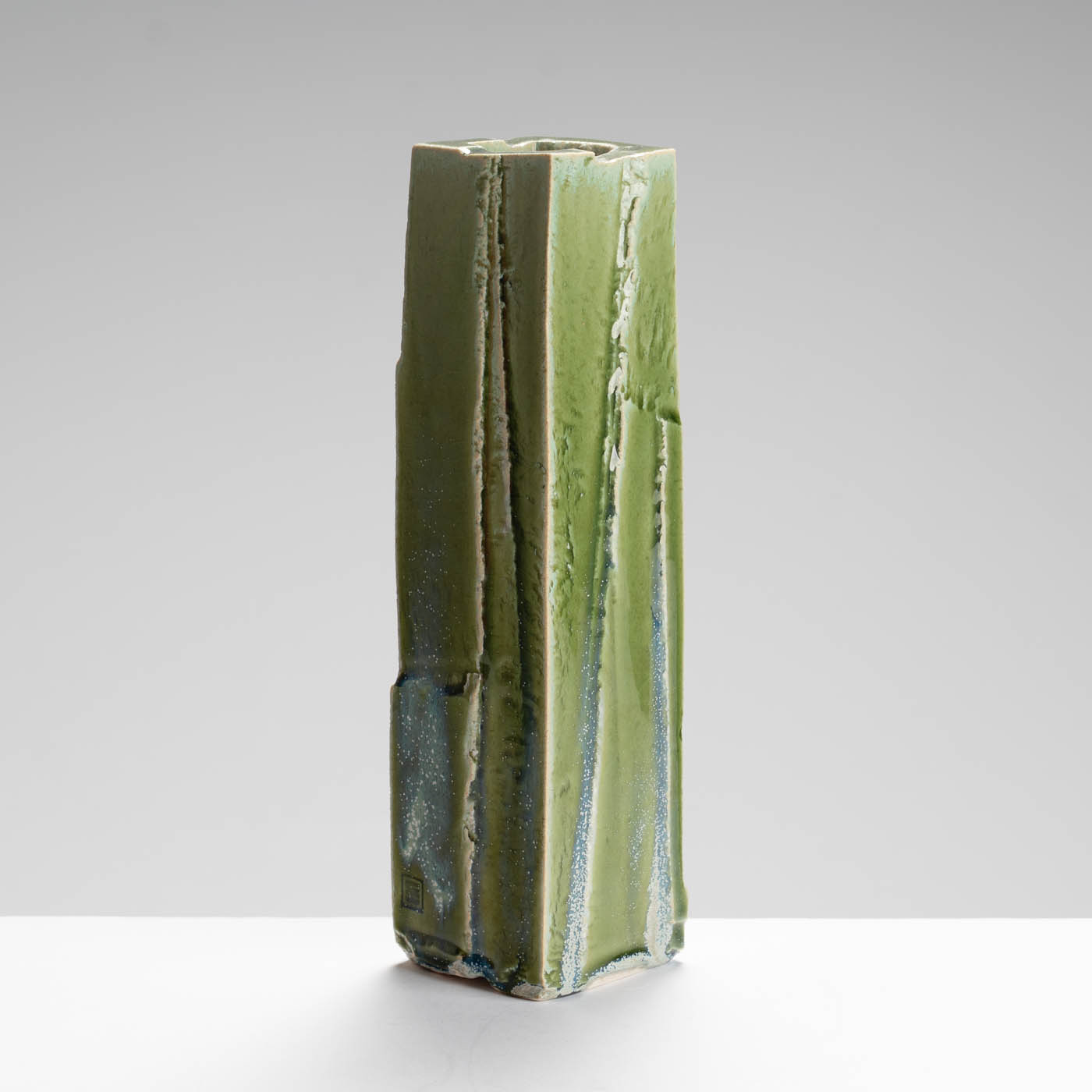 DB215Y119 Tall vase form