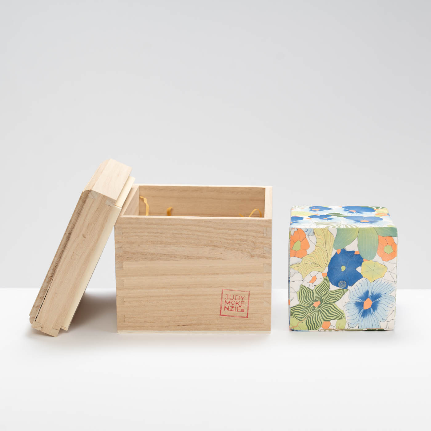 JM570Y13 Blue Pansy Cubed Bottle