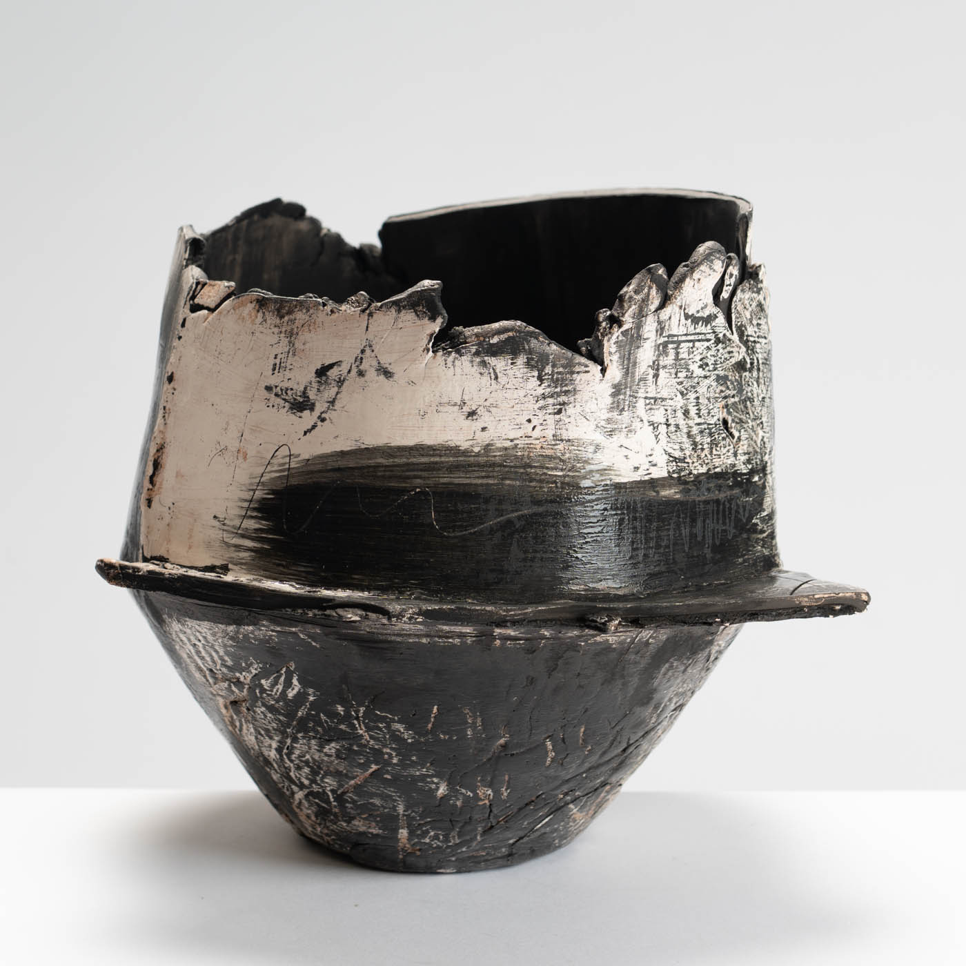 ES582Y62 Large Black Fragmented Vessel