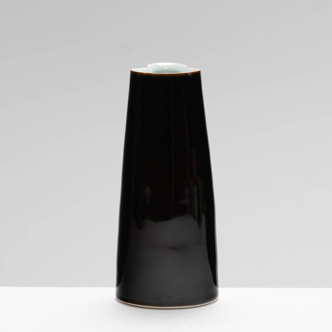 CK233Y1688 Tenmoku and Celadon 'Cloud' Pot