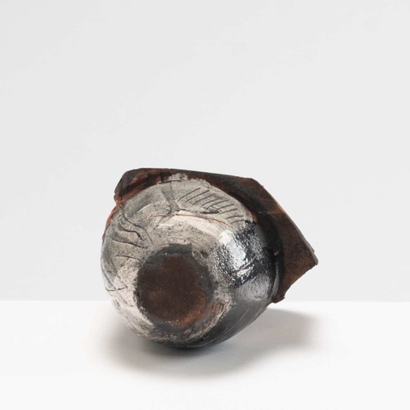 ES582Y74 Small Black & White Fragmented Vessel