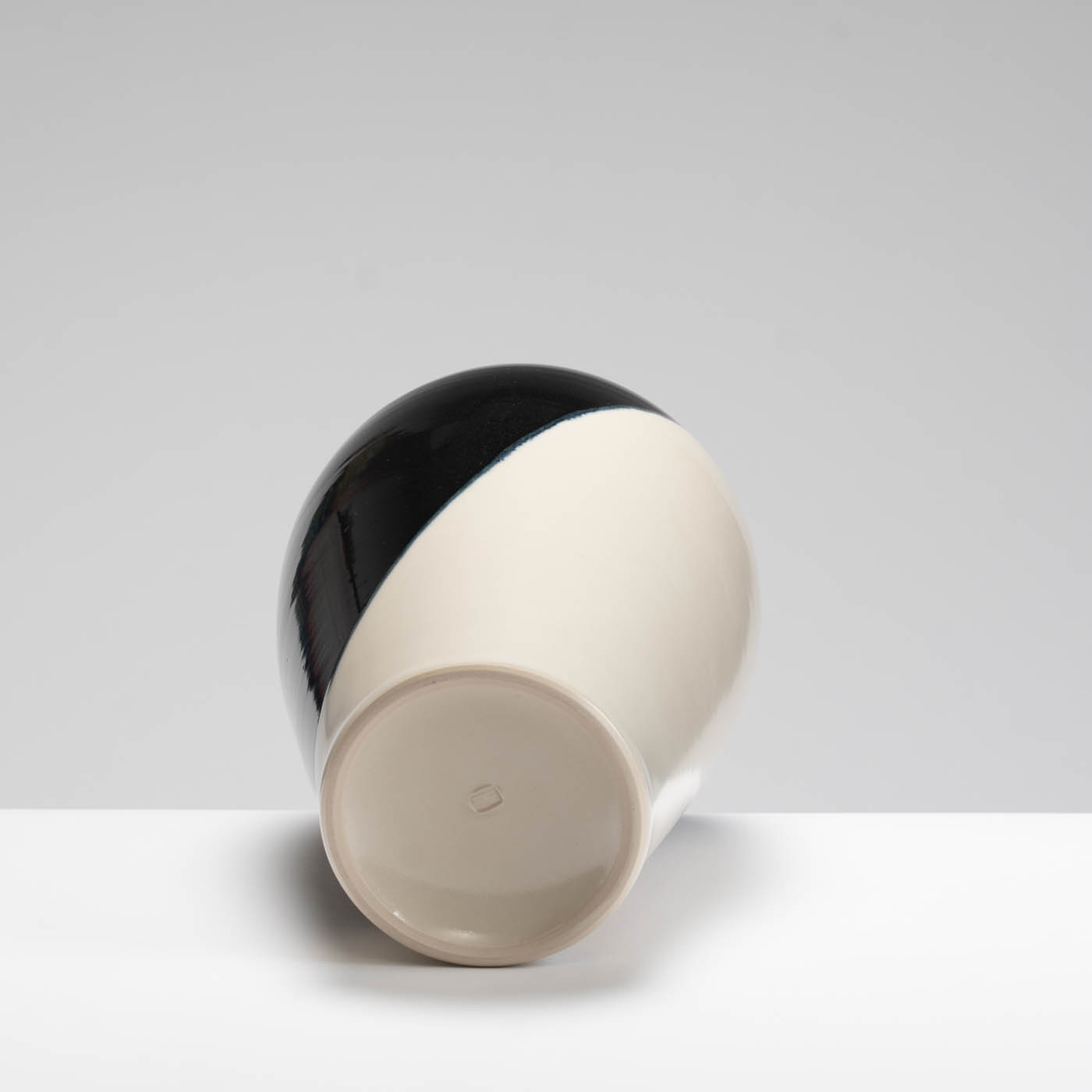 SS349Y378 High-Shouldered Vase Large