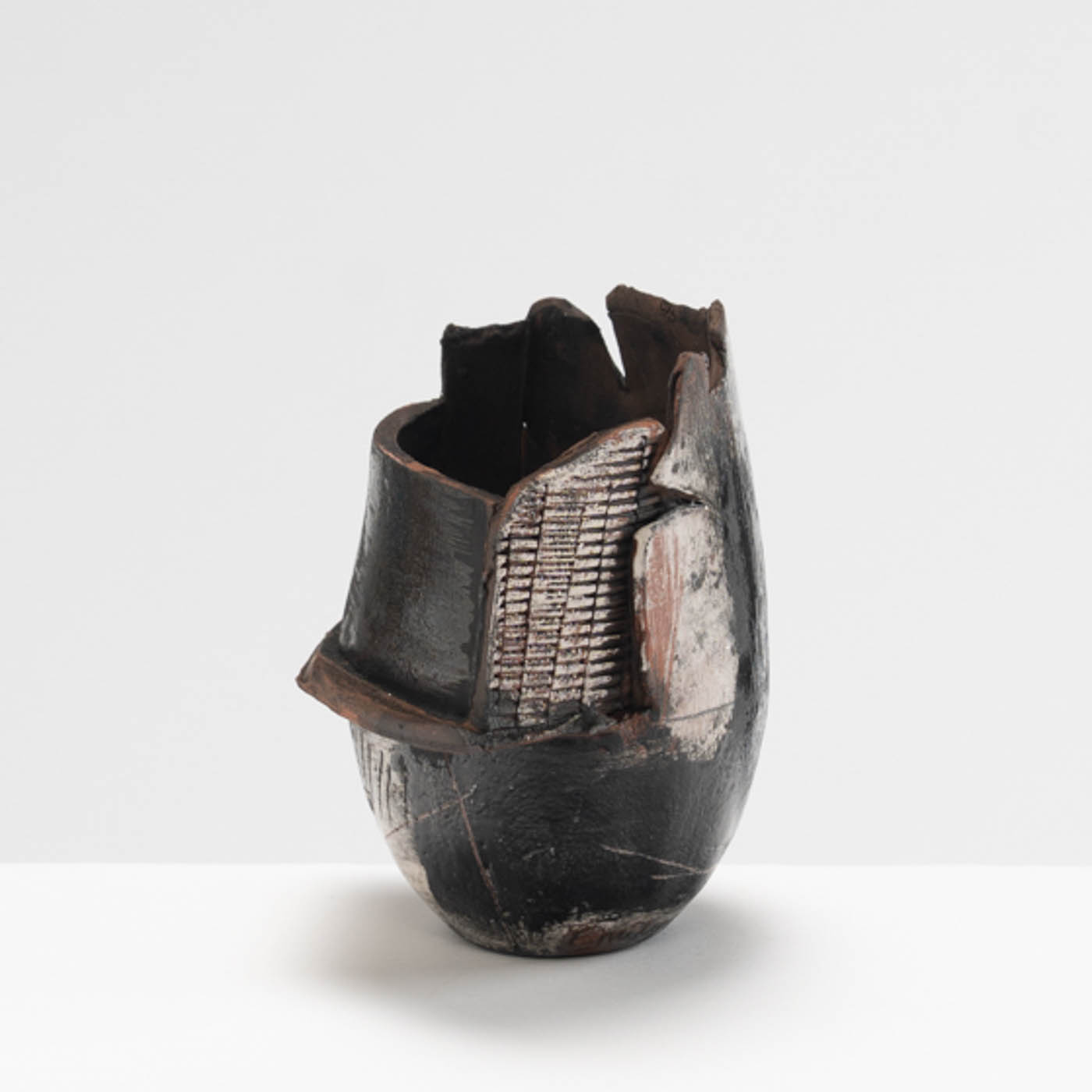 ES582Y74 Small Black & White Fragmented Vessel