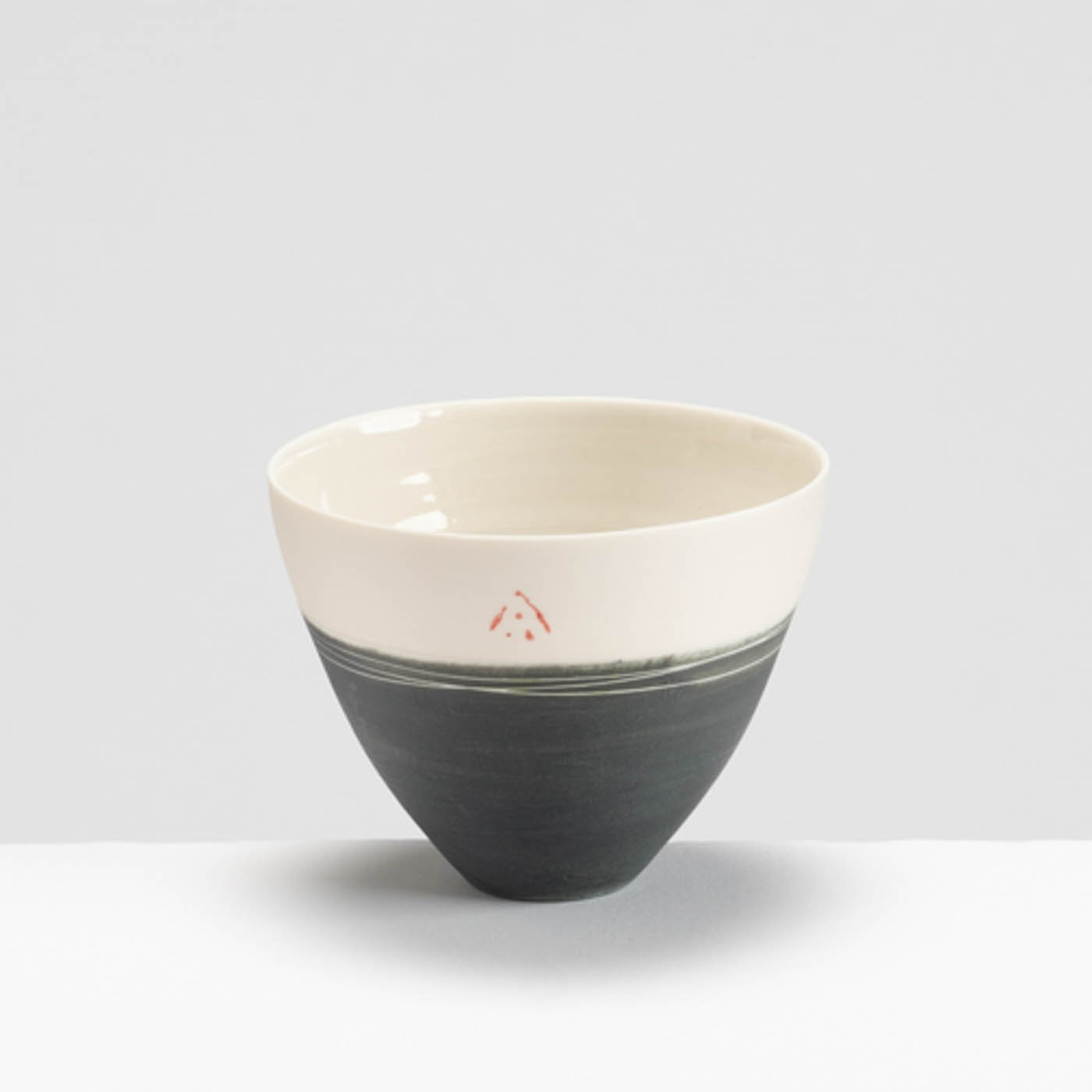 AT488Y564 Small Cup/Bowl Charcoal