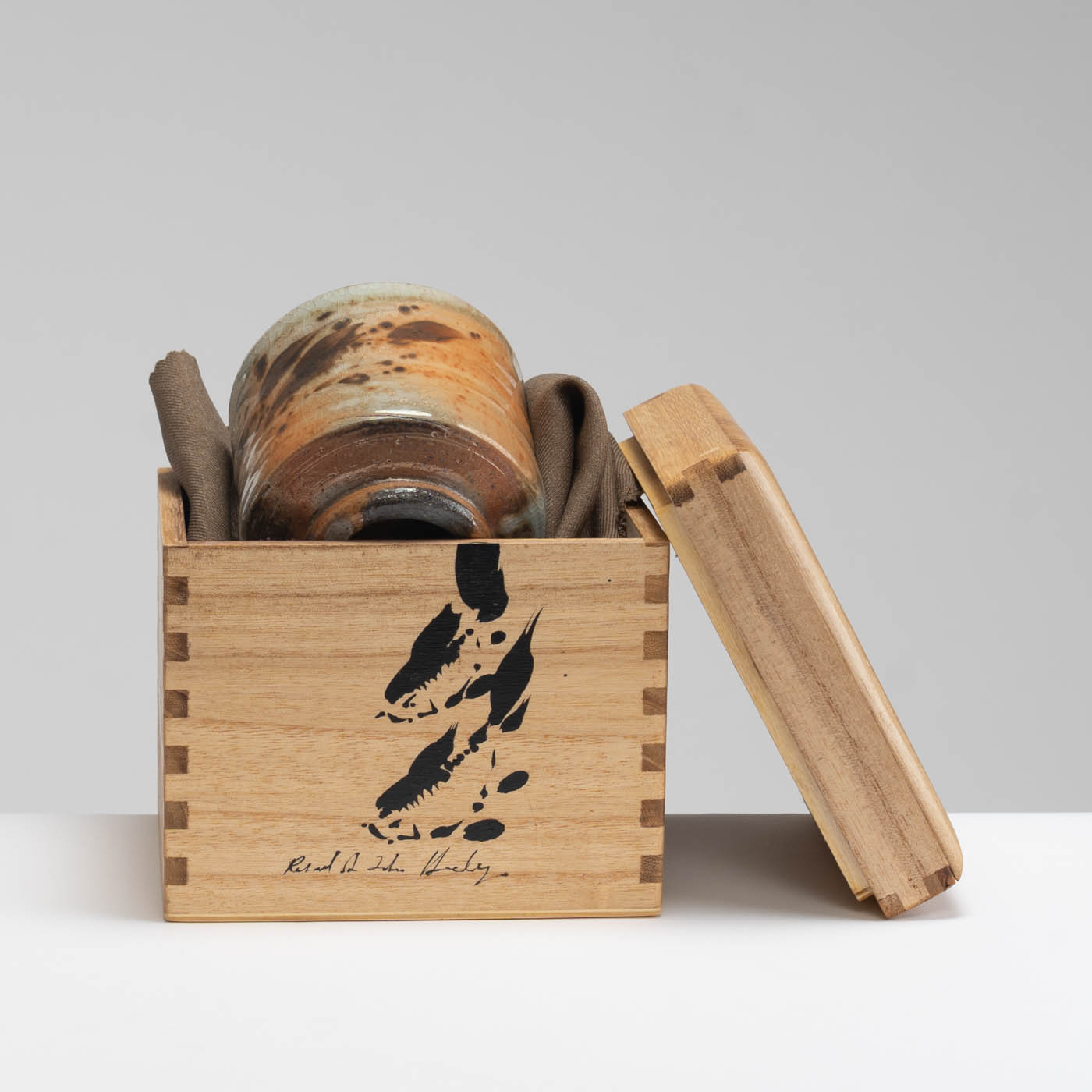RH429Y209 Yunomi with Wooden Box