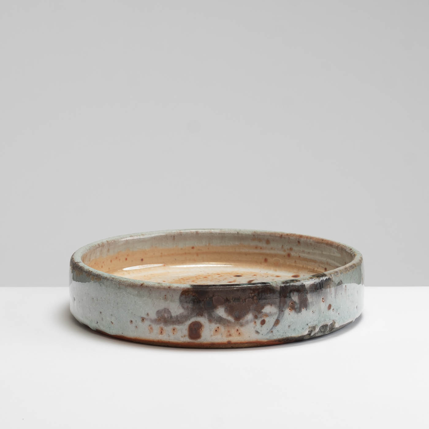 RH429Y202 Platter with Bulrush Motif
