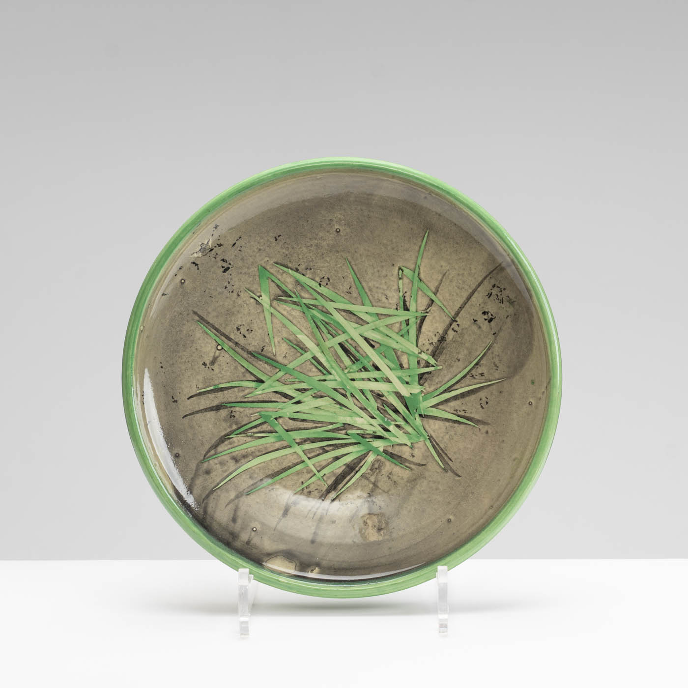 SM242Y1006 Plate - Tuft of grass on pavement