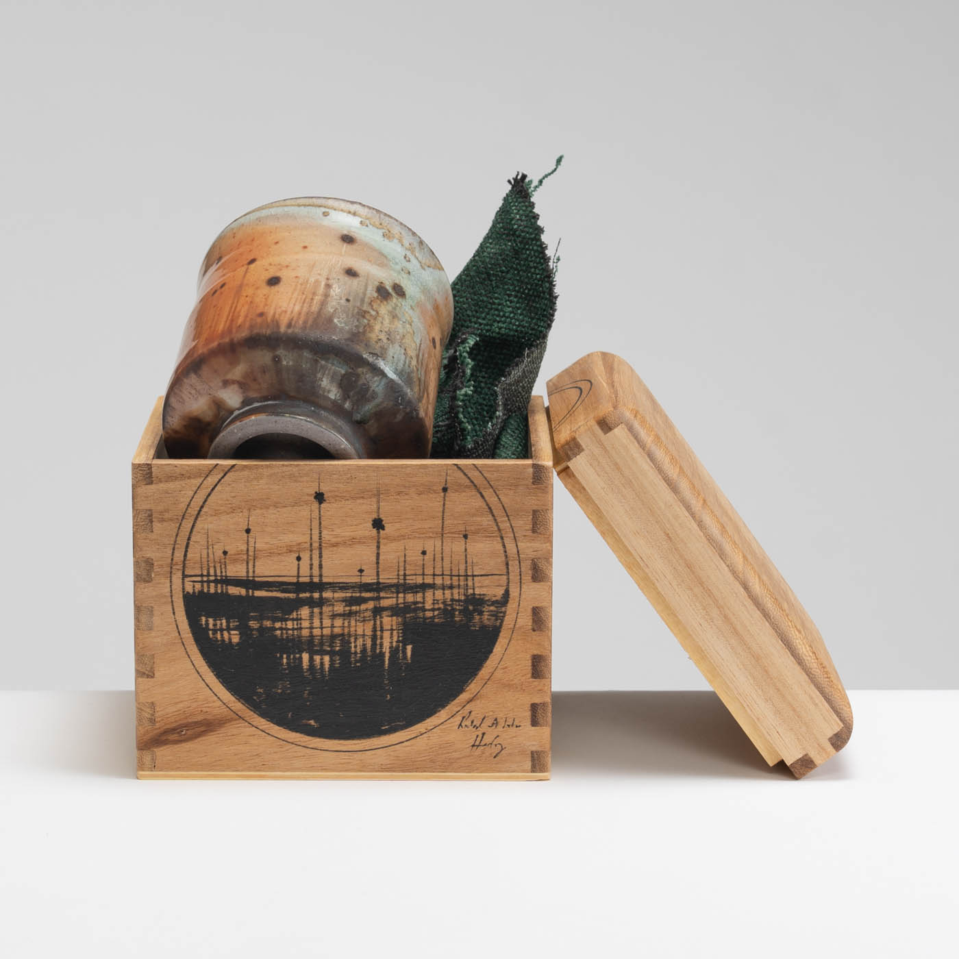 RH429Y208 Yunomi with Wooden Box