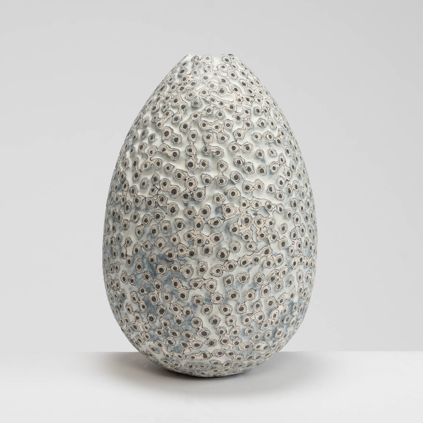 PB161X707 Black and White Ground Vessel