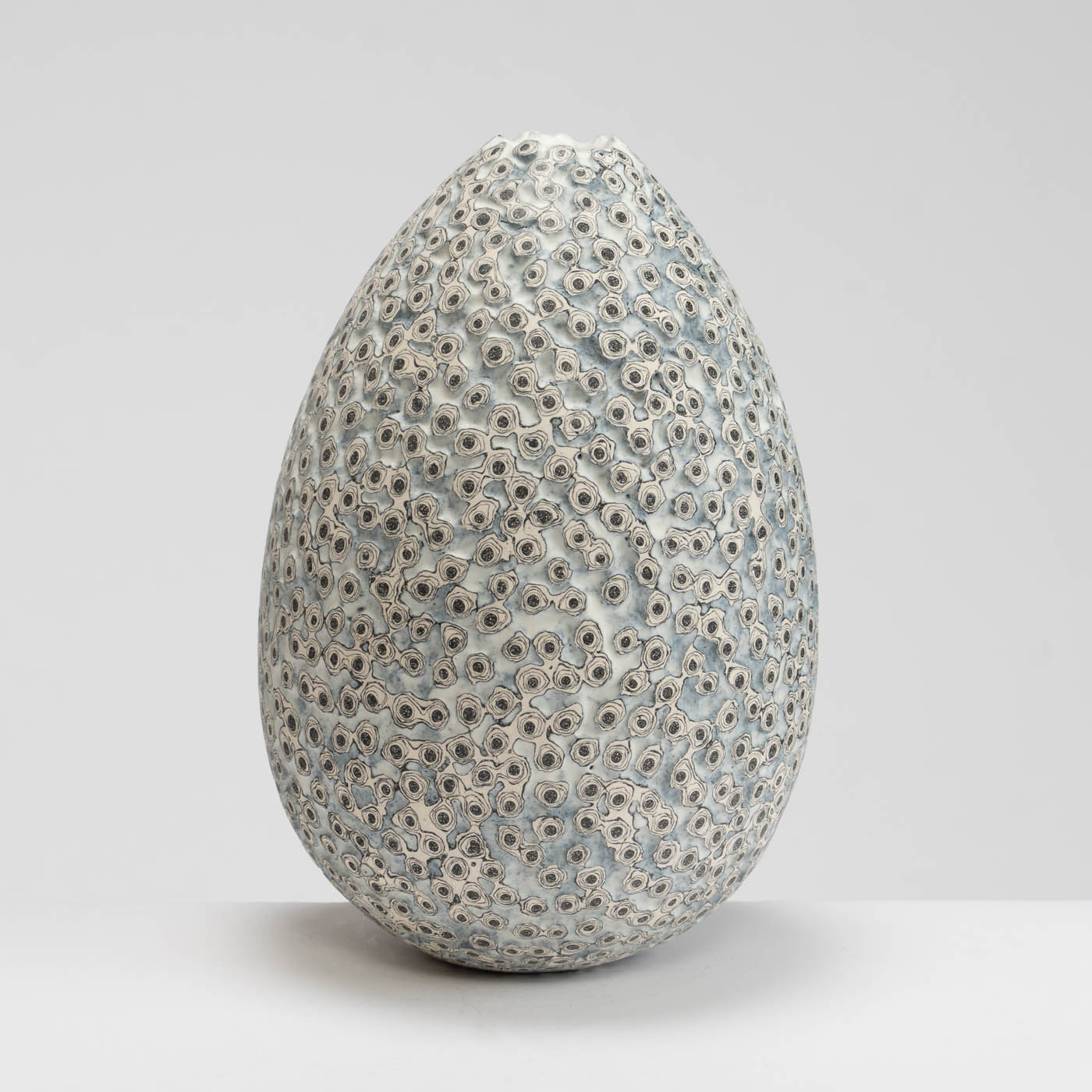 PB161X707 Black and White Ground Vessel