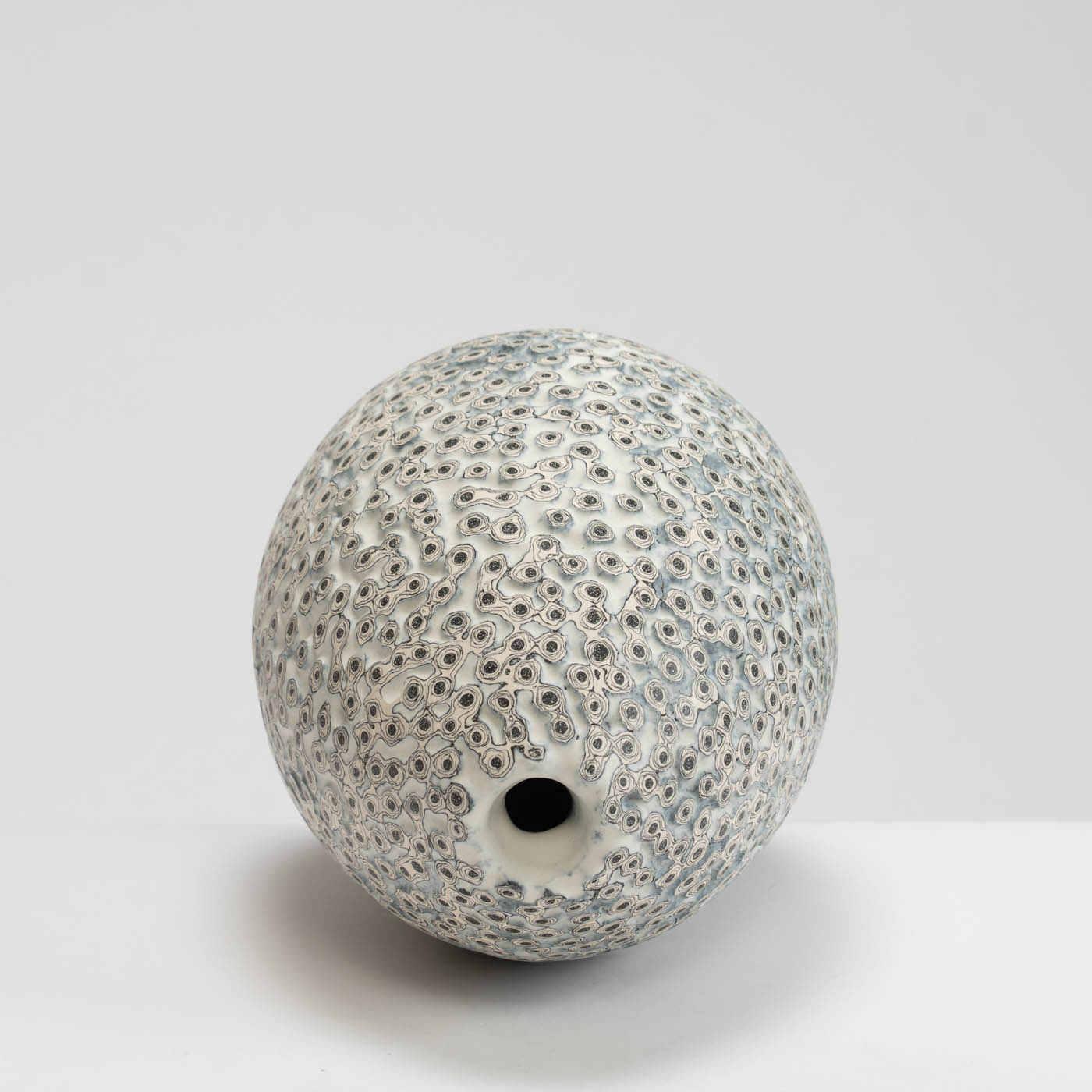 PB161X707 Black and White Ground Vessel