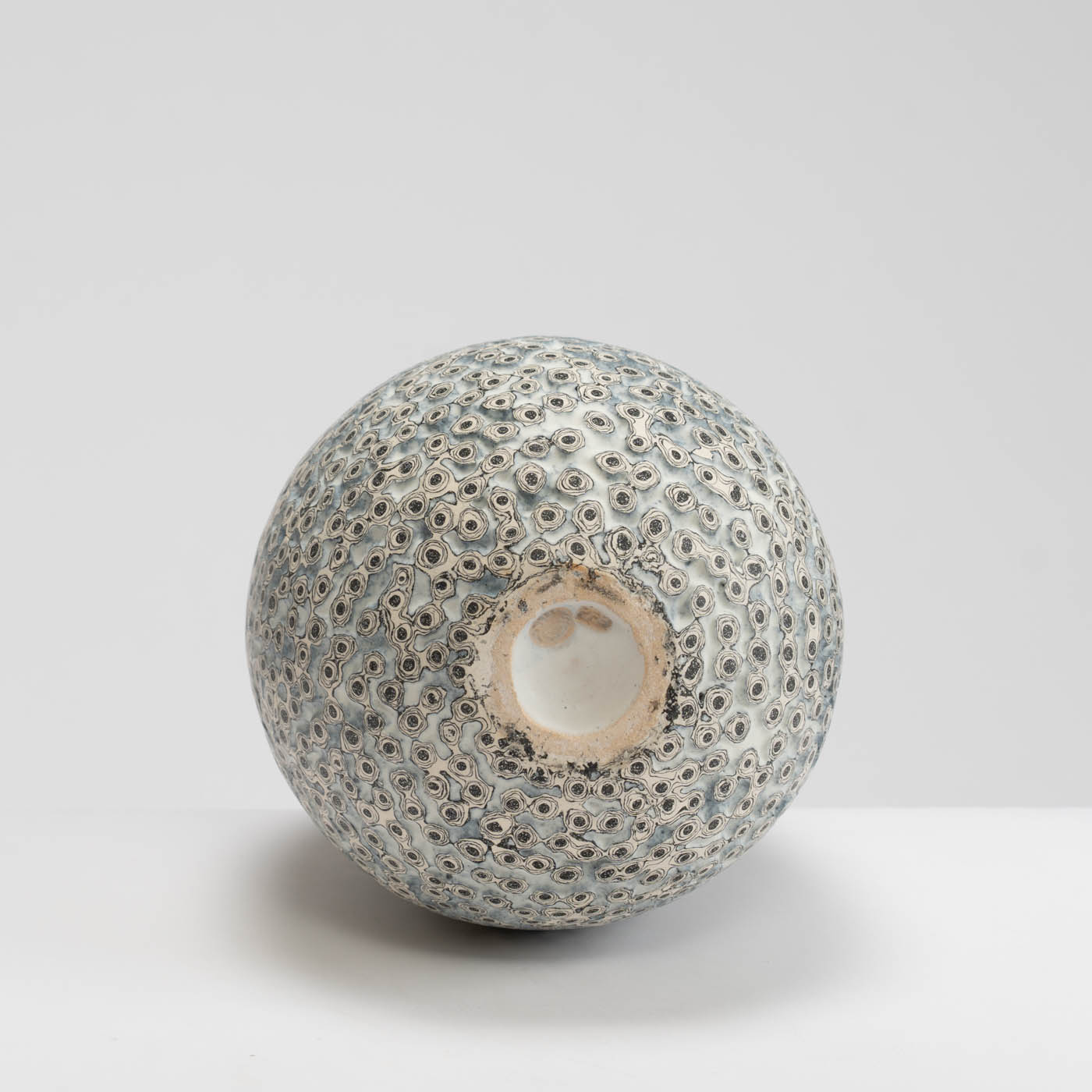 PB161X707 Black and White Ground Vessel