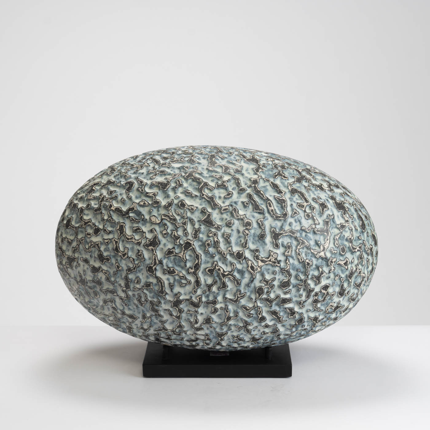PB161X709 Black and White Ground Oval Form