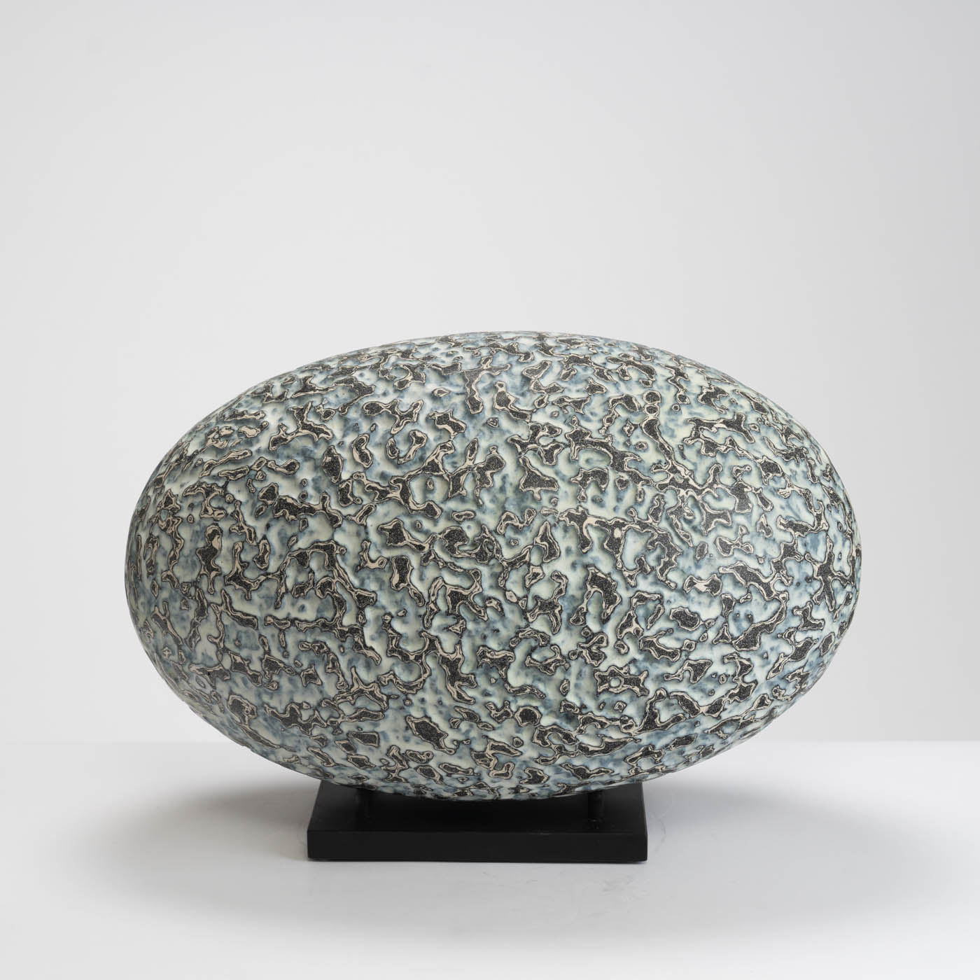 PB161X709 Black and White Ground Oval Form