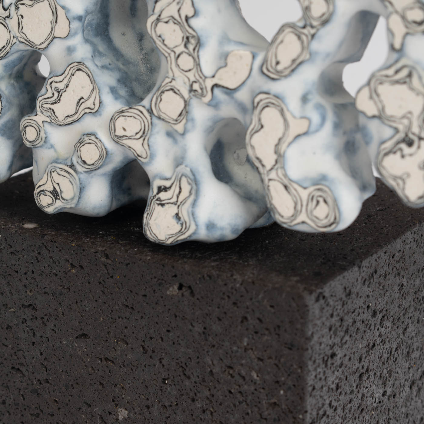 PB161X702 Large Black and White Ground 'Snowflake' Disc